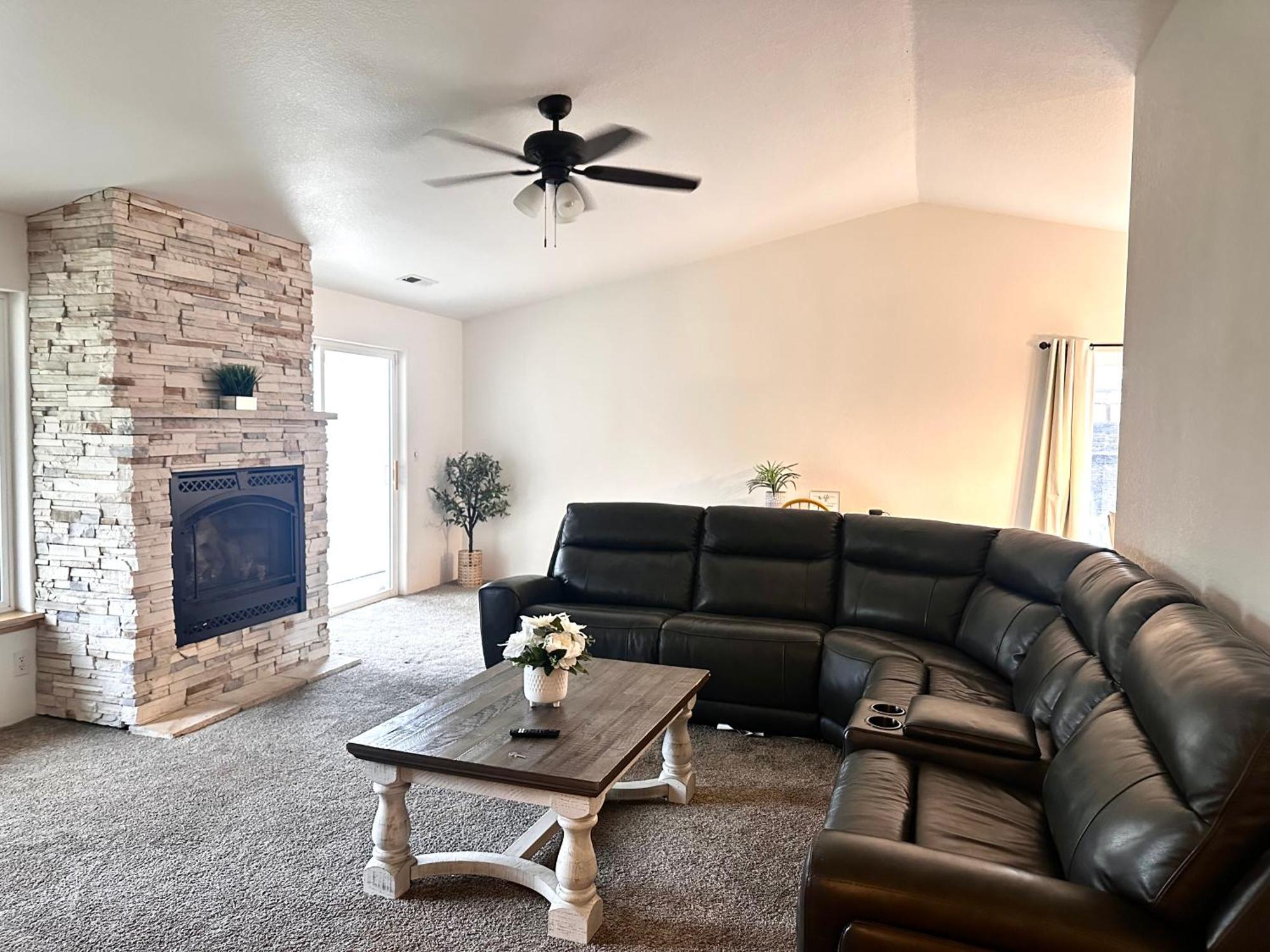 فيلا Hot Tub! King Bed-Firepitt-Near Airport& Freeway ميدفورد المظهر الخارجي الصورة